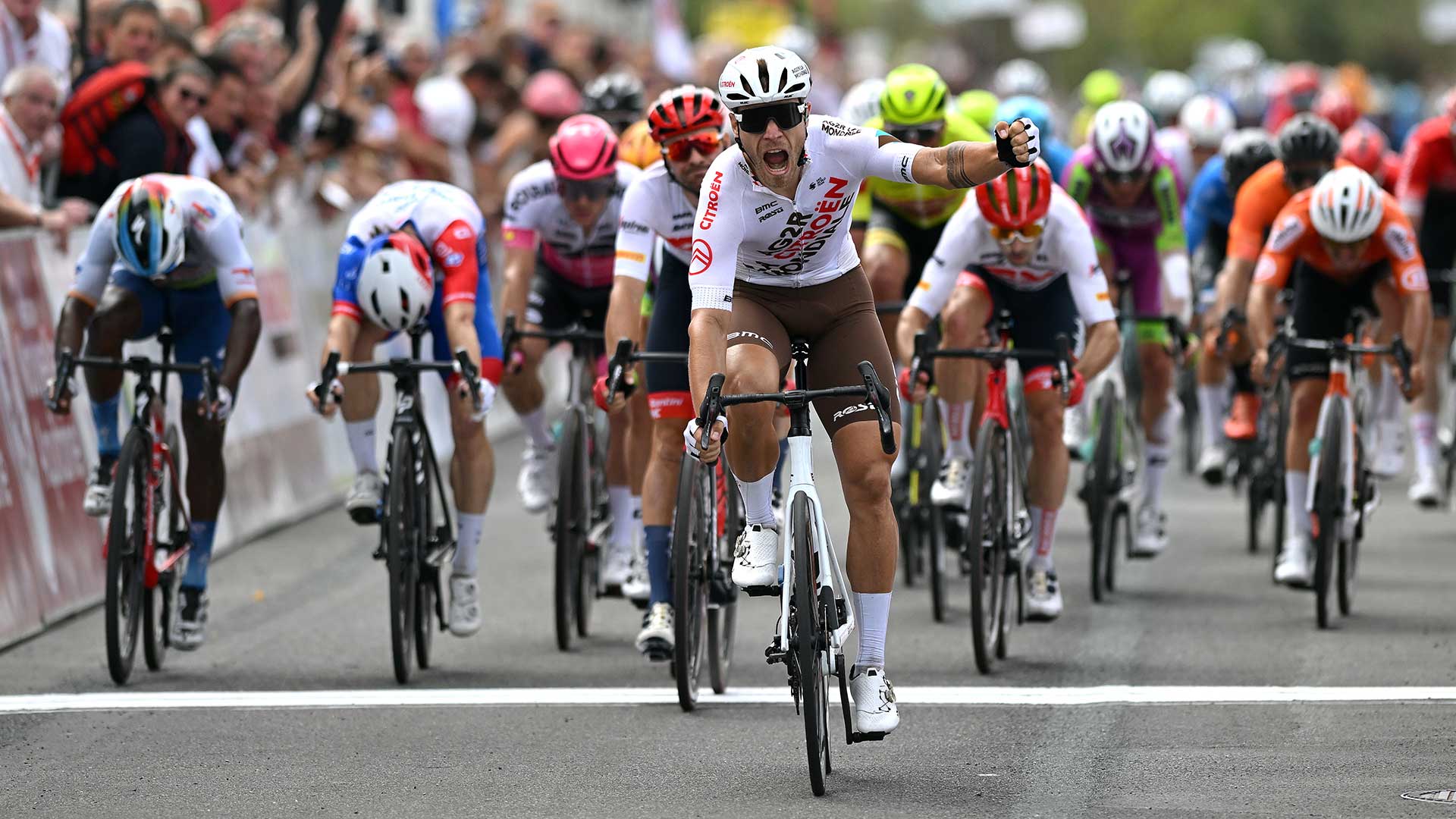 Marc Sarreau remporte la première étape du Tour Poitou-Charentes, la 500e victoire de l’équipe AG2R CITROËN